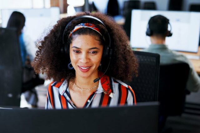 Outsourced Customer Service for Ecommerce: agent assisting ecommerce customer with positive interaction